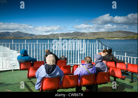Passagiere auf der Tarbert, Uig (Isle Of Skye) Fähre verlassen den Hafen von Tarbert auf der Isle of Harris in Schottland, Großbritannien Stockfoto