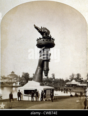 Statue of Liberty. Die Fackel und Bestandteil der Arm der Statue of Liberty, auf dem Display auf der 1876 Centennial Exhibition in Stockfoto