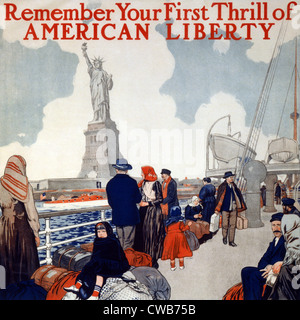 Statue of Liberty.  Plakat mit Einwanderern auf einem Schiffsdeck, Segeln an der Freiheitsstatue vorbei. Farblithographie, 1917 Stockfoto