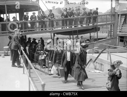 Europäische Einwanderer auf Ellis Island, ca. 1907 aussteigen Stockfoto