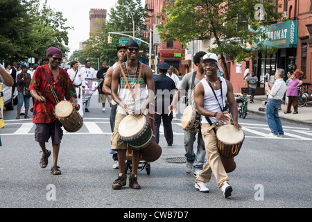 Teilnehmer an der jährlichen Universal Hip Hop Parade im Stadtteil Bedford Stuyvesant in Brooklyn, NY Stockfoto