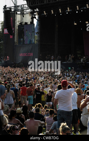 Einen Überblick über die Arena-Bühne und die Fans beim V Festival, Hylands Park 18. August 2012 Stockfoto