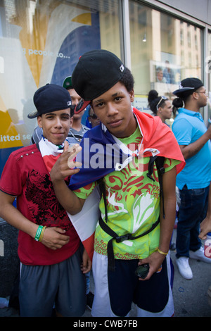 Eine Gruppe von energischen jungen Teens auf Avenue of the Americas für die Dominikanische Day Parade in New York City. Stockfoto