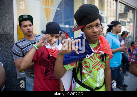 Eine Gruppe von energischen jungen Teens auf Avenue of the Americas für die Dominikanische Day Parade in New York City. Stockfoto