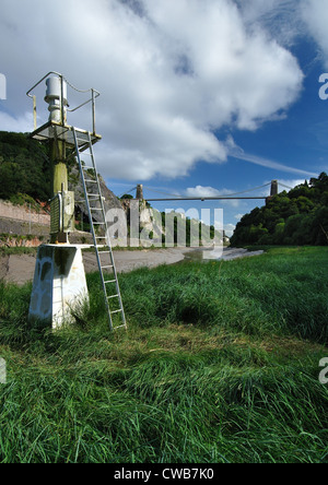 Bristol Avon Markierungsboje. Clifton Suspension Bridge im Hintergrund Stockfoto