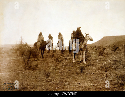 Apachen. Wüste Rovers-fünf Apache auf dem Pferderücken in Wüste. Foto von Curtis, 1903 Stockfoto