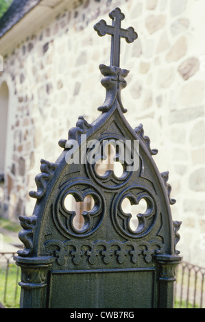 Detail von einem Metall Grab Marker neben der mittelalterlichen Marienkirche in Raseborg (Pohja), Finnland Stockfoto