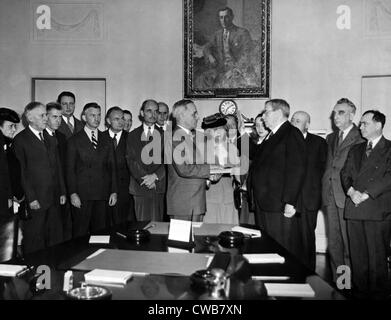 Oberrichter Harlan F. Stone Verabreichung den Amtseid an Truman in der Cabinet Room des weißen Hauses, April Stockfoto