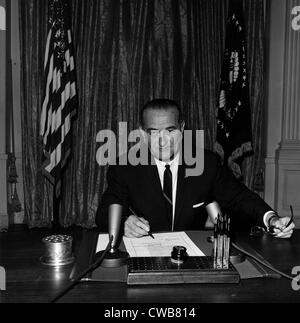 Vietnam-Krieg. Präsident Lyndon B. Johnson unterzeichnet Tonkin Golf Auflösung, 7. August 1964. Diese gemeinsame Entschließung des Kongresses gab Stockfoto