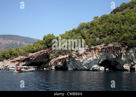 Blick auf touristischen Boote in der Nähe der Ekincik Höhlen in der Nähe von Iztuzu Strand, Dalyan, Türkei Stockfoto