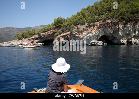 Blick auf touristischen Boote in der Nähe der Ekincik Höhlen in der Nähe von Iztuzu Strand, Dalyan, Türkei Stockfoto