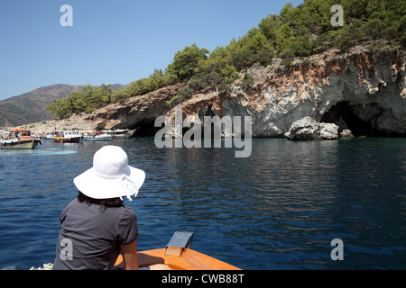 Blick auf touristischen Boote in der Nähe der Ekincik Höhlen in der Nähe von Iztuzu Strand, Dalyan, Türkei Stockfoto