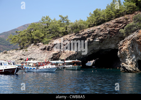 Blick auf touristischen Boote in der Nähe der Ekincik Höhlen in der Nähe von Iztuzu Strand, Dalyan, Türkei Stockfoto