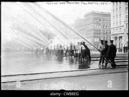 Feuerwehrmann testen Hochdruckschläuche, New York City New York, 1900-1910 Stockfoto