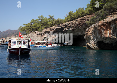 Blick auf touristischen Boote in der Nähe der Ekincik Höhlen in der Nähe von Iztuzu Strand, Dalyan, Türkei Stockfoto