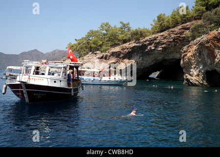 Blick auf touristischen Boote in der Nähe der Ekincik Höhlen in der Nähe von Iztuzu Strand, Dalyan, Türkei Stockfoto