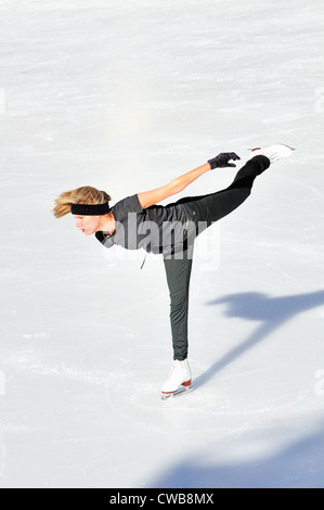 Weibliche Eiskunstläuferin Eiskunstläuferin Praktiken auf der Eisbahn im Millennium Park. USA-Illinois-Chicago Stockfoto