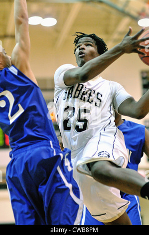 Basketball High School Spieler fährt auf den Korb als Gegner einer defensiven Barriere des Überspannungsschutzes bietet. USA. Stockfoto