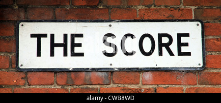 Straßenschild in Beccles, Suffolk. Ein Score ist eine schmale Gasse hinunter zum Fluss. Stockfoto