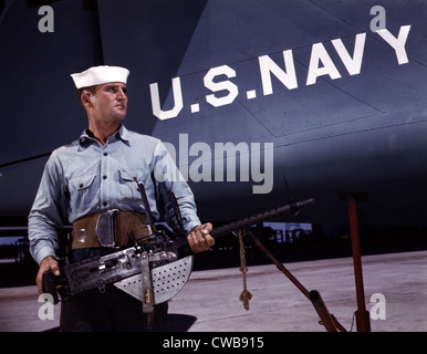 Ein Matrose hält eine.30 Kaliber Maschinengewehr auf der Naval Air Base, Corpus Christi, TX, 1942 Stockfoto