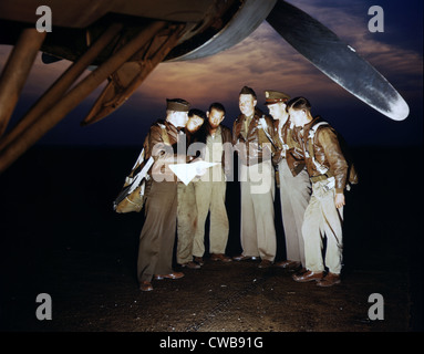 Eine Bekämpfung Mannschaft erhält letzte Anweisungen kurz vor dem Start in einen mächtigen YB-17-Bomber von einem Bombardement Squadron in Stockfoto