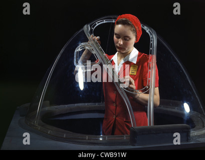 Zivile Arbeitnehmerin letzten Schliff auf dem Plexiglas Nase eine B-17F "Flying Fortress" Bomber in der Douglas Stockfoto