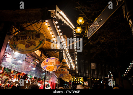 Einem der Stände auf dem traditionellen Frankfurter Weihnachtsmarkt im Stadtzentrum von Birmingham statt jedes Jahr im Dezember Stockfoto