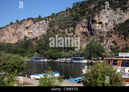 Landschaftsansicht der lykischen Felsengräber über den Fluss von Dalyan entfernt, Türkei mit Flussschiffen im Vordergrund Stockfoto