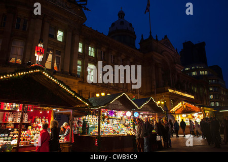 Der traditionelle Frankfurter Weihnachtsmarkt in Birmingham Stadtzentrum jedes Jahr im Dezember statt. Birmingham Council House befindet sich hinter Stockfoto
