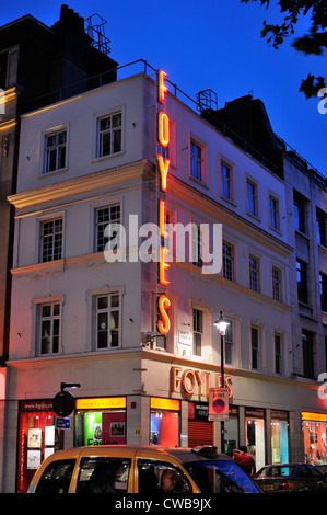 Außenseite des Foyles Bookshop in der Nacht Stockfoto