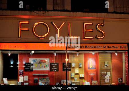 Außenseite des Foyles Bookshop in der Nacht Stockfoto