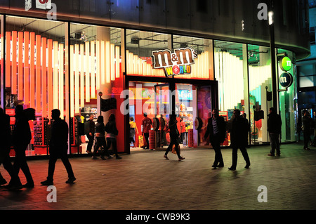 Fassade des M & M speichern Central London bei Nacht Stockfoto