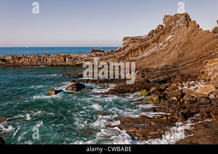 Gefalteten Schichten von Jurassic Sedimentgesteine Kalkstein und Mergel Felsen auf den Klippen der Leuchtturm der Stadt von Ribadesella, Asturien, Spanien, Europa. Stockfoto