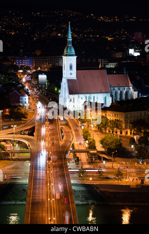 St. Martins Dom, beleuchtet von Nachtbeleuchtung in Bratislava, Slowakei Stockfoto