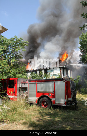 Detroit Feuerwehr an der Szene der Freien Wohnung Feuer Detroit Michigan USA Stockfoto