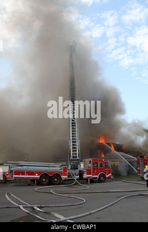 Detroit Feuerwehr Antenne an der Szene der mehrerer Alarm Brand in Highland Park, Michigan, USA Stockfoto