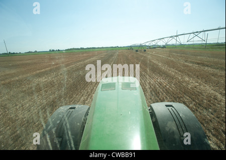 Front-End eines Traktors Pflügen durch Bereich der Bauernhof Stockfoto