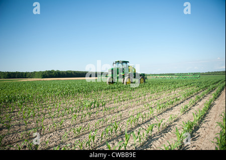 Pflügen durch Bereich der Bauernhof Traktor Stockfoto