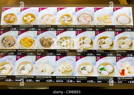 Speisekarte an Bord mit chinesisches Essen in Aberdeen Centre, ein Einkaufszentrum in Richmond, BC, Kanada mit meist asiatischen Geschäften. Stockfoto