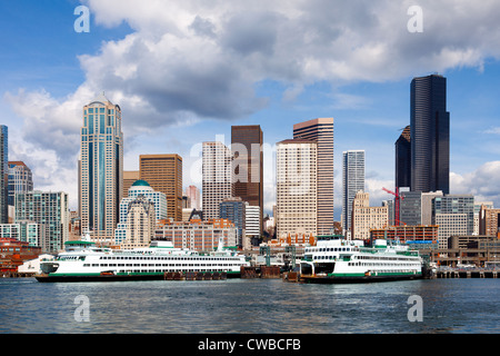 Seattle, Washington USA Waterfront, Autofähren und Skyline an einem sonnigen Tag mit Wolken Stockfoto