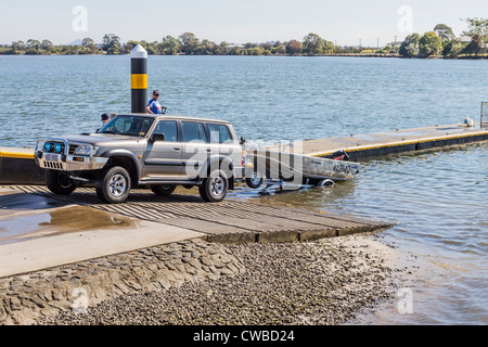 4WD Auto Boot an Bootsrampe am Maroochy River, Maroochydore, Sunshine Coast Queensland Australien starten Stockfoto