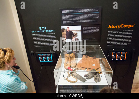 Frau hören auf die Stimme des Zeugnisses der Terror-Angriff - 9/11 Memorial Museum - Mundgeschichte Projekt Stockfoto