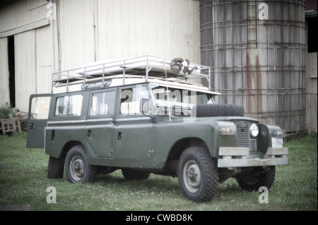 Land Rover Serie II A vor Silo und Scheune auf dem Bauernhof Stockfoto