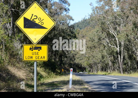 Warnung vor Straßenschild steilen Hügel vor uns. Queensland-Australien Stockfoto