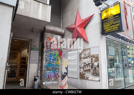 Abschnitt der Berliner Mauer, Red Star und deutschen Grenzposten am Checkpoint Charlie, Berlin, Deutschland Stockfoto