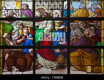 Brüssel - Juni 214: Jesus durch ein Wunder in Kana. Detail der Fensterscheibe der Kirche am 21. Juni in Brüssel. Stockfoto