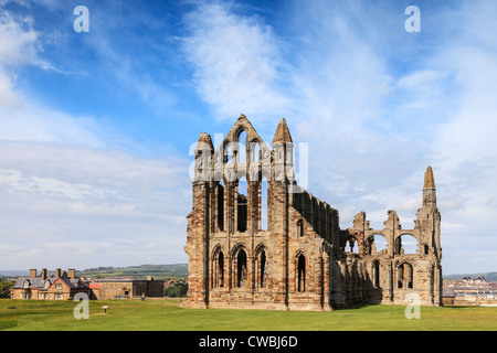 Ruinen von Whitby Abbey gelegen auf einem Hügel oberhalb der Hafenstadt in North Yorkshire. Stockfoto