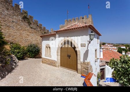 Mourisca House (Casa Mourisca) in Obidos Dorf. Óbidos ist eine sehr gut erhaltene mittelalterliche Stadt, noch innerhalb der Burgmauern Stockfoto