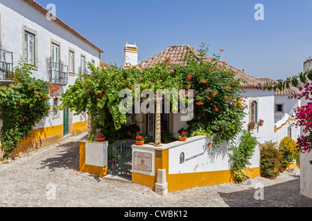 S. Thiago Manor Guest House in Obidos Dorf. Óbidos ist eine sehr gut erhaltene mittelalterliche Stadt, noch innerhalb der Burgmauern. Stockfoto