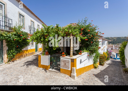 S. Thiago Manor Guest House in Obidos Dorf. Óbidos ist eine sehr gut erhaltene mittelalterliche Stadt, noch innerhalb der Burgmauern. Stockfoto